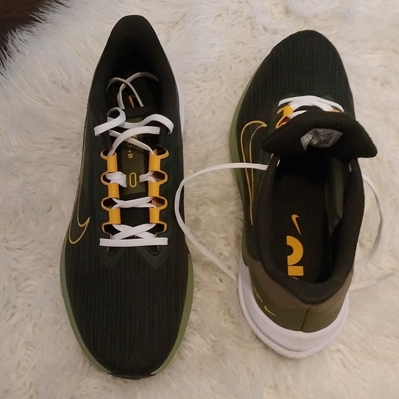 NWOT Men's Nike running shoes Sequoia/University Gold - Picture 9 of 12